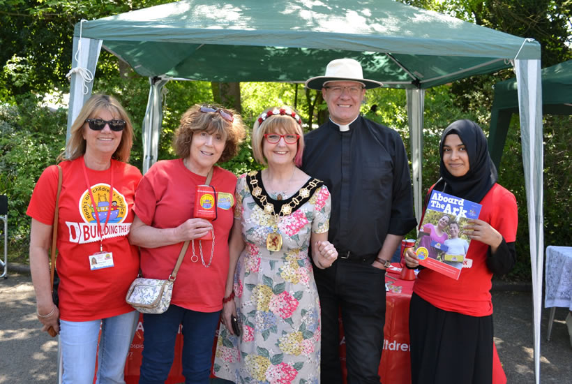 Fr Chrichton and mayor, May Day